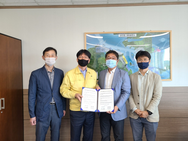 소량 지정폐기물 공동 수거․처리 협약(좌측 두번째 정본환 당진시 경제환경국장, 세번째 박춘성 알앤씨 대표이사)