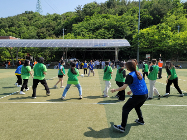 25일 ‘2022학년도 학술문화체육제’를 열고 교내 인조잔디구장에서 예선전을 진행하고 있다.