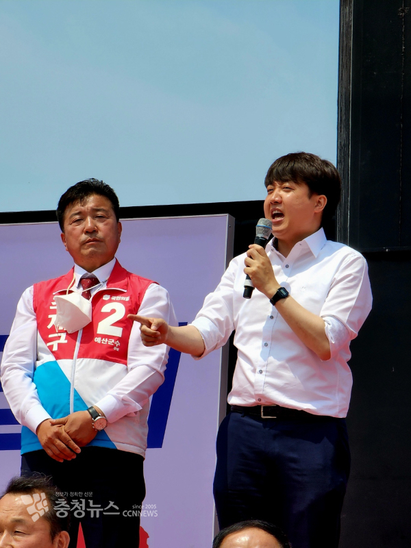 국민의힘 이준석 대표가 예산장 일원에서 유세지원을 하고 있다./이성엽 기자