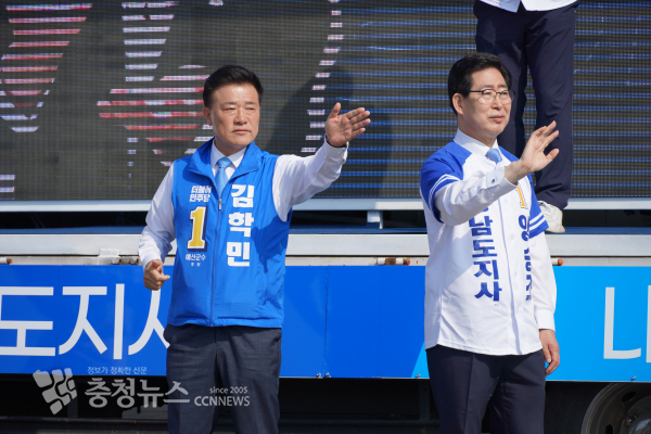 더불어민주당 양승조 충남도지사 후보와 김학민 예산군수 후보가 합동 유세를 하고 있다./이성엽 기자