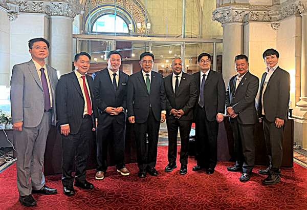 현장 사진 * (왼쪽부터) 한국농수산식품유통공사 심화섭 뉴욕지사장, 찰스 윤 뉴욕한인회장, 론 킴 뉴욕주 하원의원, 한국농수산식품유통공사 김춘진 사장, 칼 헤이스티 뉴욕주의회 의장, 정병화 뉴욕총영사, 김영환 뉴욕한인회 이사장, 문준호 미동부한식세계화추진위원회장