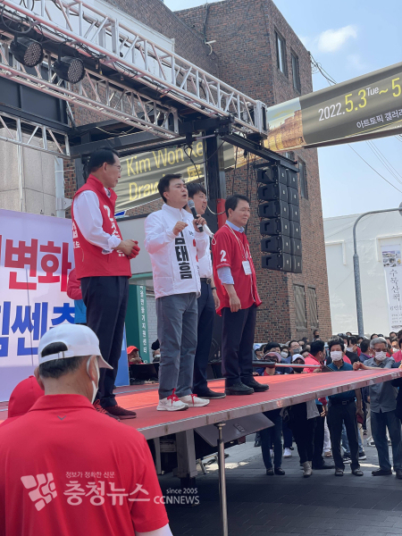 국민의힘 김태흠 충남도지사 후보가 서산에서 연설을 하고 있다.