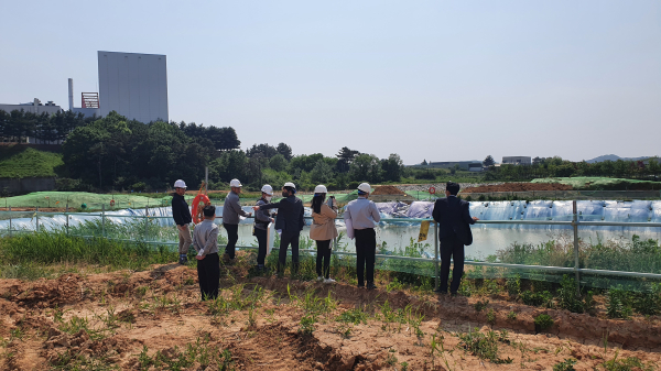 관계자들이 우기와 안전사고를 대비해 공사 중인 산업단지 3개소 현장점검을 펼치고 있다.