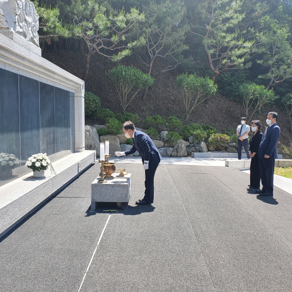 황원채 대전지방보훈청장 충혼탑 참배 모습