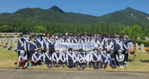 전몰군경미망인회 대전시지부, 호국보훈의 달 앞두고 국립대전현충원 묘비 정화 활동 실시
