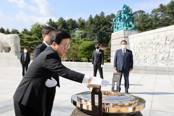 박병석 국회의장은 27일 대전현충원을 찾아 참배했다.