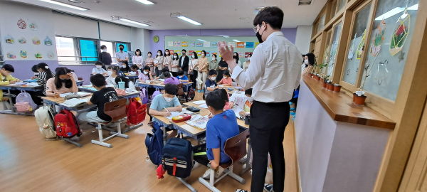 글벗초 학부모들이 1학기 학부모 공개수업을 참관하고 있다.