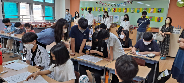 글벗초 학부모들이 1학기 학부모 공개수업을 참관하고 있다.