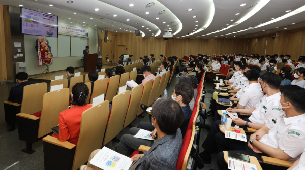 축사하는 홍성태 총장