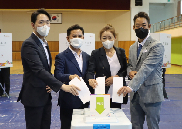 박정현 부여군수 후보가 가족들과 사전투표를 하고 있다.