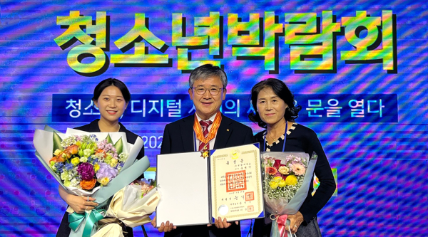 홍조근정훈장을 수상한 순천향대 청소년교육상담학과 송병국 교수가 가족과 기념 촬영을 하고 있다.