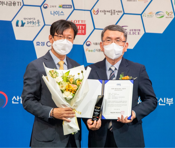 대덕e로움, 국가대표브랜드 大賞 3년 연속 수상, 왼쪽 장종회 매경비즈 대표, 오른쪽 강규창 부구청장