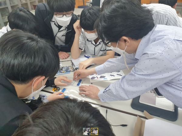 송정환 스마트배터리학과  교수가 천안 신당고 학생들과 진로체험을 하고 있다