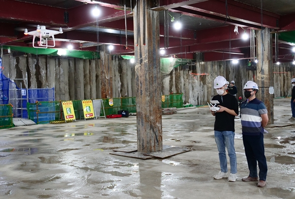 AI 드론을 통해 시설물 영상을 획득하는 모습