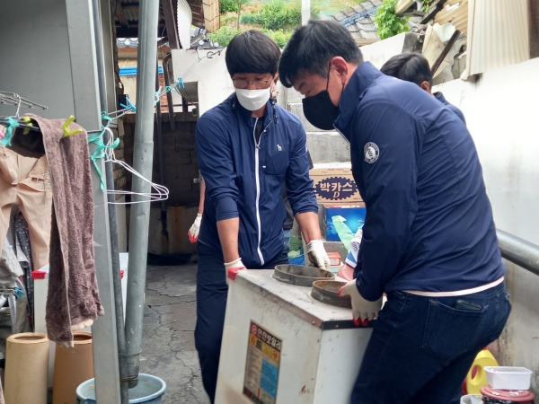 (오른쪽) 대전시설관리공단 임재남 이사장이 공단 노동조합, 늘푸른 봉사단과 함께 희망 나눔 집수리 봉사활동을 하고 있다.