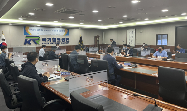 신형하 시설본부장이 30일 공단 회의실에서 ‘시설본부 재정집행회의’를 주재하고 있다.