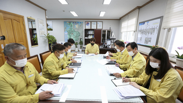 구상 권한대행이 30일 부시장실에서 가뭄 대응 추진대책 보고회를 주재하는 모습