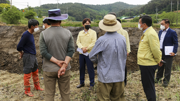 구상 권한대행이 30일 팔봉면 가뭄 농가를 방문해 대책을 논의하는 모습