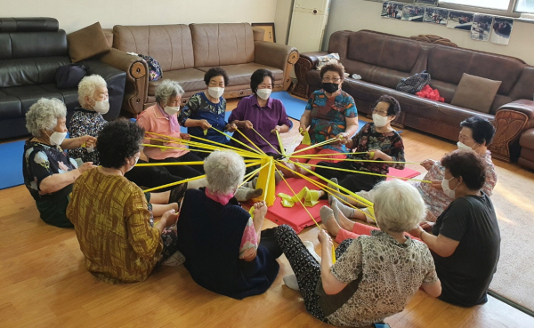 노인여가프로그램 진행 장면