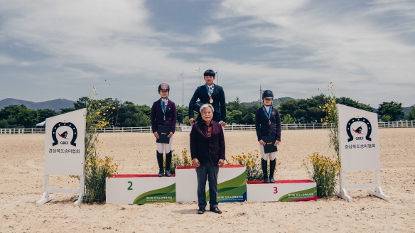 승마대회 사진(1위 조완철, 2위김지나, 3위 홍채희)