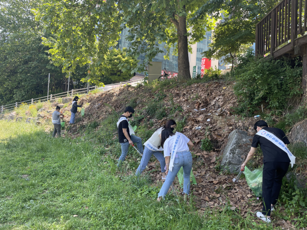 31일 유성구 갑천변 일대에서 쓰레기를 주우며 청렴 의지를 홍보하는 ‘대전 청렴 줍줍 플로킹’ 캠페인 전개