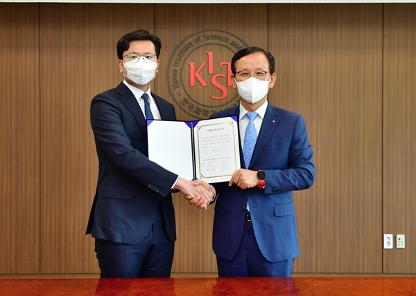 윤지원 에스디티 대표이사(왼쪽)와 윤석진 KIST 원장(오른쪽)이 기술이전조인서에 서명을 한 후 기념촬영을 하고 있다.
