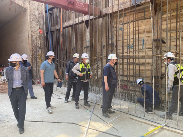 대전시 건설관리본부 관계자들이 여름철 집중호우에 대비해 대형공사장 점검을 하고 있다.