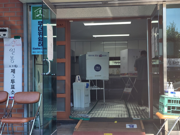 한산한 모습을 보이고 있는 천안시 동남구 일봉동 제3투표소