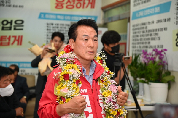 백성현 후보가 당선 소감을 밝히고 있다