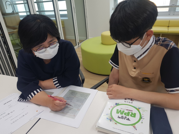 수학학습 전문상담 지원단과 학생 일대일 멘토링 진행 모습