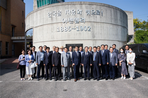 군산 소재 아펜젤러순교선교교회를 방문하고 기념사진을 촬영했다