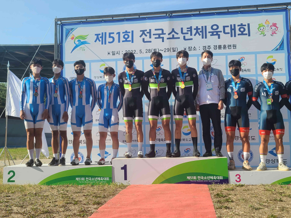 목천중, 사이클부 제51회 전국소년체육대회 종합 2관왕(금2, 은2) 시상식 모습