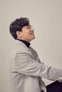 진행 및 피아니스트 김정원