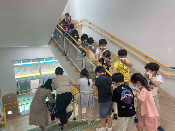 화재대피훈련 진행 장면