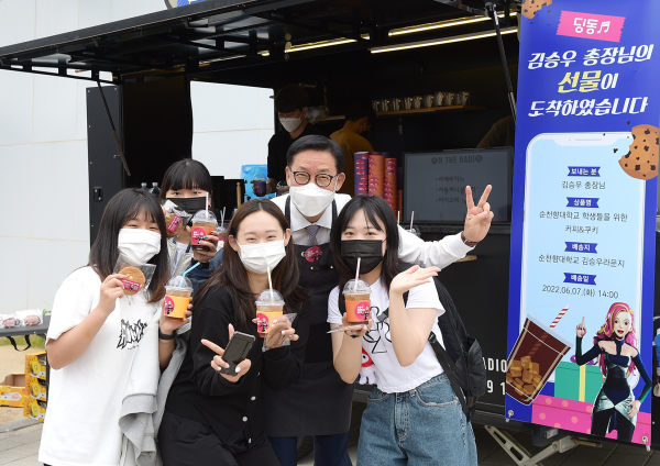 김승우 총장이 커피,쿠키를 나눠준 후 학생들과 기념촬영