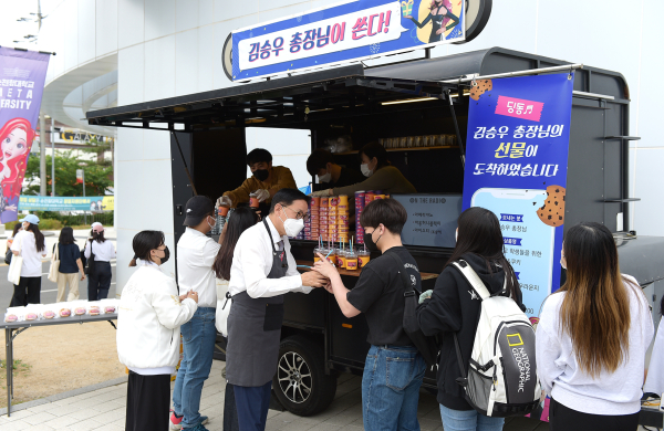 김승우 총장이 학생들에게 커피와 쿠키를 직접 나눠주고 있다