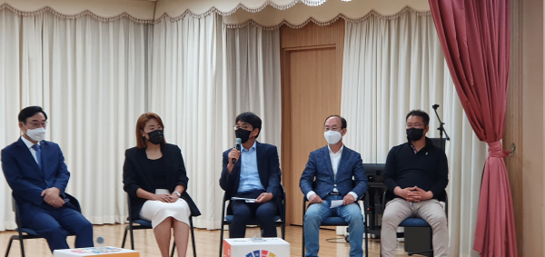 열린 SDGs 포럼 활동사례 공유, 마이크 들고 있는 당진시 이한복 지속가능발전담당관