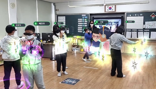ETRI가 개발한 XR 협업 플랫폼을 이용해 초등학교 과학 수업을 진행하고 있다