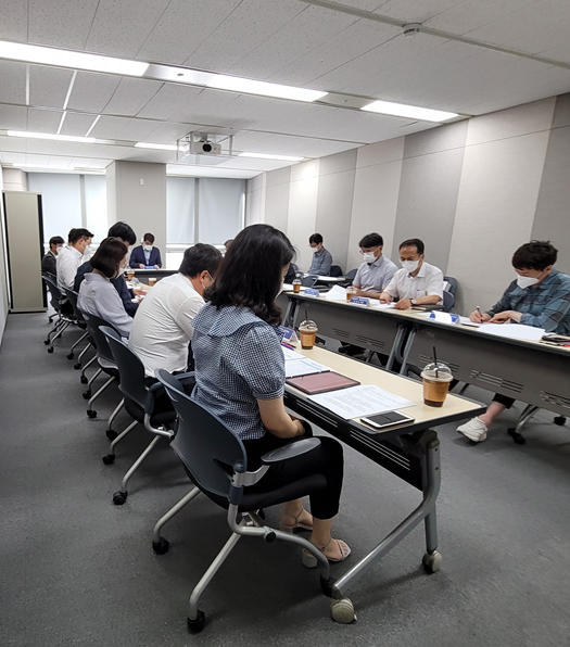 국가철도공단 준법감시인단이 8일 본사 회의실에서 준법감시인 회의를 개최하고 있다.