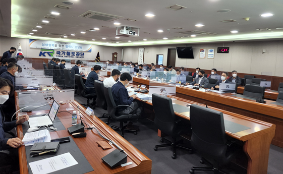 장봉희 건설본부장과 관계자들이 8일 본사 회의실에서 건축 및 기계설비 분야 상생협력 간담회 개최 모습