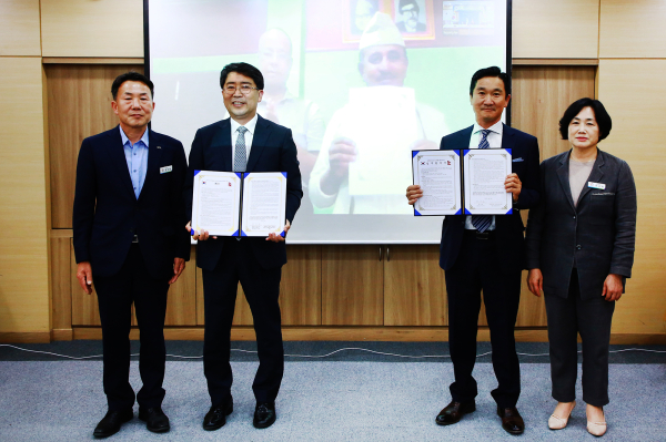 지난 8일 네팔 카말라마이시와 시청 상황실에서 계절근로자 지원 협약을 맺는 모습(왼쪽부터 정성용 농정과장, 맹정호 서산시장, (화상)카말라마이시 싸거르 꾸마르 다칼 담당자, 우펜드라 꾸마르 포카렐 시