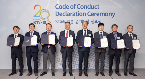 지난 8일 코트야드 메리어트 남대문 호텔에서 열린 ‘KT&G 그룹 윤리헌장 선포식’에서 백복인 KT&G 사장(왼쪽 네 번째)과 국내 7개 자회사 대표가 기념촬영을 하고 있는 모습