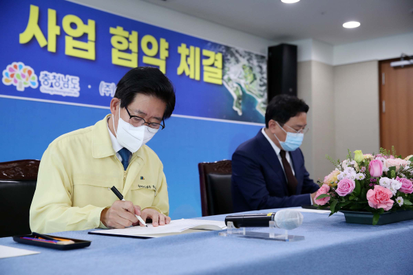 양승조 충남지사와 온더웨스트 컨소시엄 서정훈 대표이사가 9일 협식서에 사인하고 있다/충남도 제공