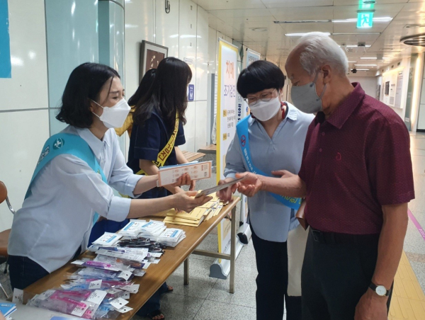 9일 서대전네거리역 역사 내에서 진행한 구강보건의 날 기념 캠페인