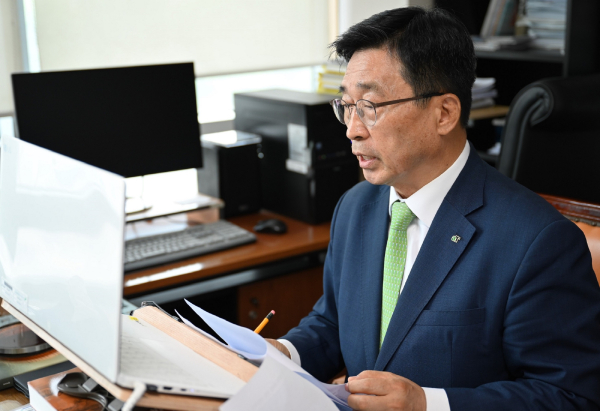 온라인 대책 회의를 주재하는 김춘진 사장