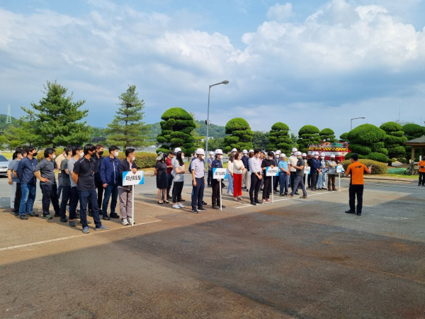 대전시설관리공단 직원들이 도룡119안전센터와 함께 가스폭발에 대비한 합동소방훈련 실시 및 훈련강평 모습