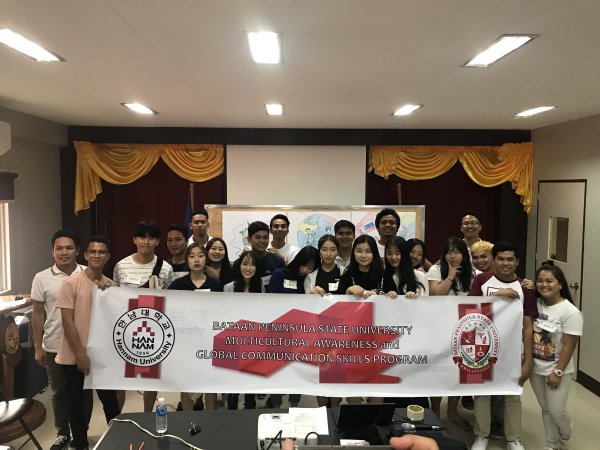 지난 2019년 한남대학생들이 리투아니아 SMK대학으로 어학연수를 떠나 문화체험을 하고 있다.