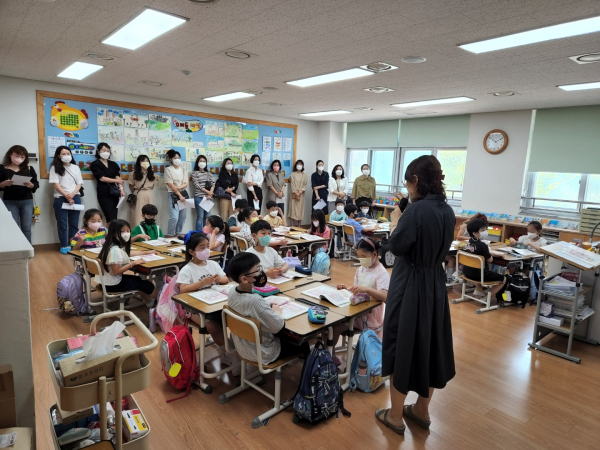 10일, 새움초에서 학부모 공개수업의 날 행사가 진행되고 있다.