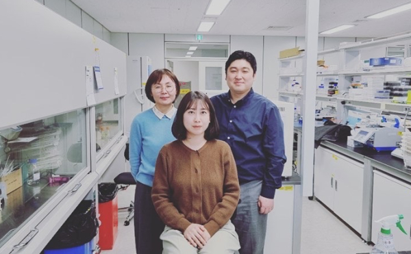 연구팀 좌부터 화학연 이주영 박사, 손소희 연구원, 포항공대 오승수 교수