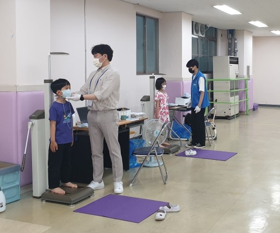 지난 5월 노은초등학교 학생들이 개인별 신체발달 측정 후 성장관련 운동프로그램 진행 모습